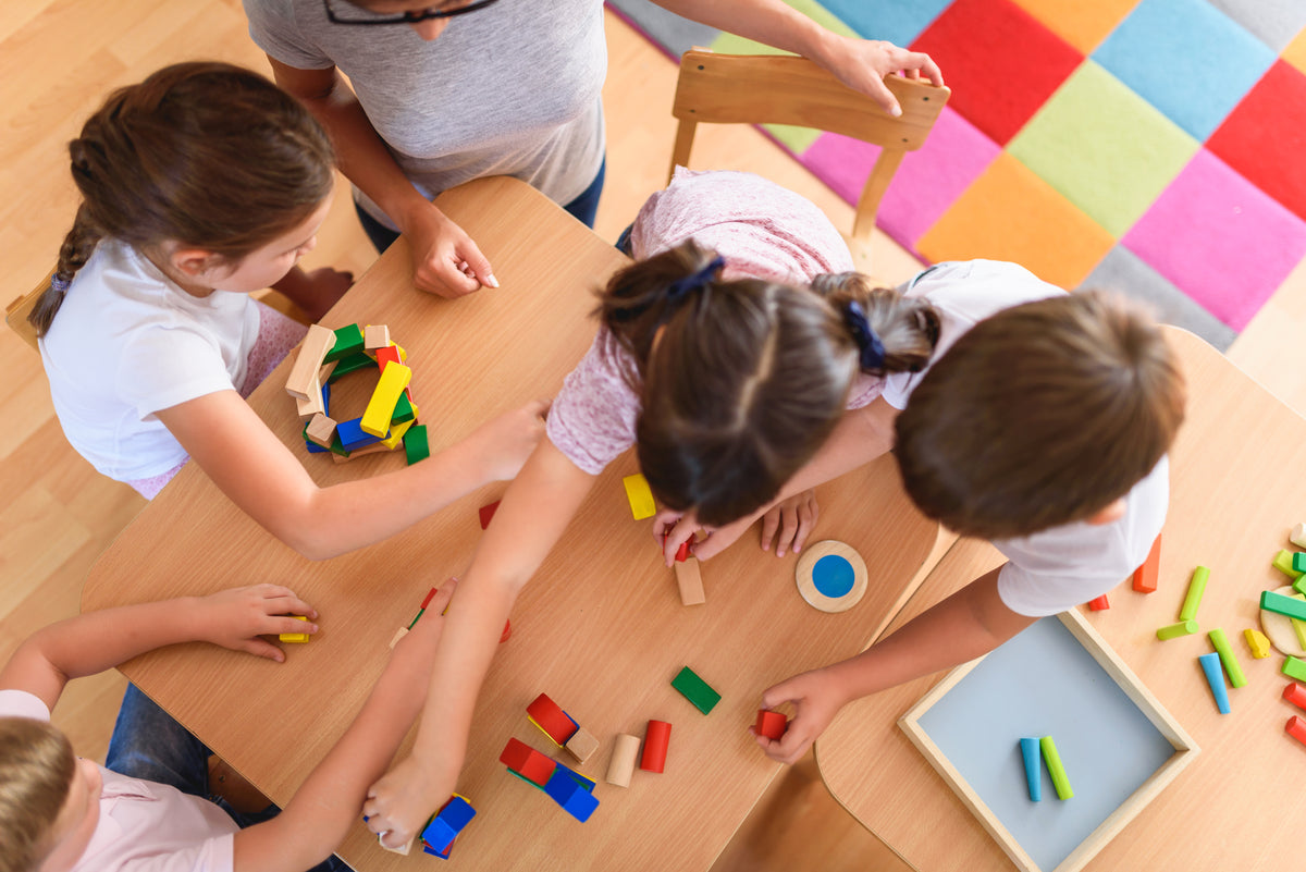 Kinderen spelen samen een spel in de klas op de basisschool